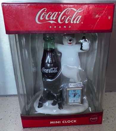 3146-1 € 15,00 coca cola mini klok ijsbeer bij fles.jpeg
